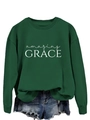 Nahaufnahme vom Amazing Grace Aufdruck auf dunkelgrünem Sweatshirt mit Jeansshorts - S / Dunkelgrün (Weiße Schrift)