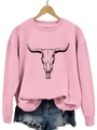 Détail d'un sweat rose à col rond avec imprimé tête de taureau noire sur cintre en bois - Rose