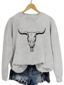 Détail du sweat-shirt gris à col rond avec motif imprimé de crâne de vache noir et blanc - Gris