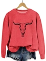 Détail d'un sweat rouge à col rond avec motif tête de taureau sur cintre en bois - Rouge