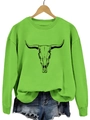 Détail du sweat-shirt vert citron avec motif de crâne de taureau et short en jean - Vert Fluorescent
