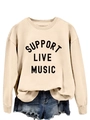 Detailansicht des Support Live Music Aufdrucks auf beige Sweatshirt und Denim-Shorts - S / Sandfarbenes Sweatshirt (Schwarzes Textmuster)