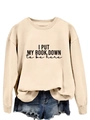 Dettaglio della felpa beige con stampa del testo e polsini a costine stile casual - S / Sabbia (Carattere Nero)