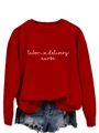 Détail du sweat rouge labor & delivery nurse avec lettrage blanc et short en jean - S / Rouge (Police Blanche)