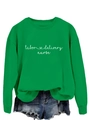 Détail du texte Labor & Delivery Nurse imprimé sur un sweat-shirt vert en coton à manches longues - S / Vert Herbe (Police Blanche)