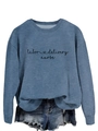 Détail de l'imprimé labor delivery nurse sur un sweat à manches longues bleu confort - S / Bleu (Police Noire)