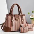 Vue détaillée de la texture tissée et boucle dorée sur cet ensemble de sacs à main femme - Rose