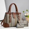 Détail d'un ensemble de trois sacs à main pour femmes avec garniture en cuir marron et serrure - Gris