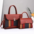 Detail eines zweiteiligen Handtaschen-Sets mit rotem Kunstleder und gestreiftem Webstoff - Rot