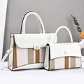 Details des zweiteiligen Handtaschen-Sets mit weißer Webstruktur und goldenen Akzenten - Cremeweiß