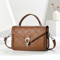 Détail du sac bandoulière marron en similicuir avec motif pied-de-poule et boucle argent - Marron