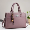Borsa tote in pelle viola a grana con chiusura a girello argento e ciondolo creativo - 33x13x23cm / Viola