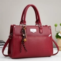 Dettaglio borsa rossa con trama litchi, chiusura argentata e ciondoli dorati - 33x13x23cm / Rosso
