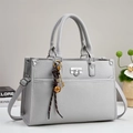 Dettaglio borsa grigia in pelle con motivo litchi e lucchetto in argento chic - 33x13x23cm / Grigio