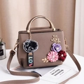 Braune Umhängetasche aus Leder mit 3D-Blumenakzenten und goldenem Metallgriff - Khaki