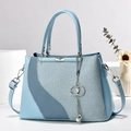 Bolso de mano azul claro tipo patchwork con colgante de perlas y correa de hombro ajustable - L27 A12 A19 / Azul
