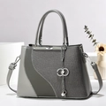 Graue Handtasche mit Kontrastnähten, Patchwork-Design, Metallanhänger und Schultergurt - L27 B12 H19 / Grau