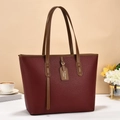 Dettaglio della borsa tote in pelle bordeaux con grana litchi e manici marroni - Bordeaux