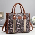Détail du sac cabas avec imprimé cerise, anses en cuir marron et sangles rayées - Noir