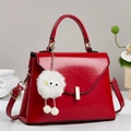 Detalle de bolso trapezoidal rojo brillante con un amuleto de monstruo de peluche blanco - Rojo