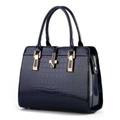 Borsa a mano blu scuro con trama a coccodrillo e dettagli metallici dorati lucidi - Blu scuro