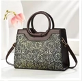 Detaillierte Stickerei und florale Prägung auf einer grünen Vintage-Tote-Handtasche - Hellgold