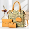 Détail d'un ensemble de 4 sacs à main jaunes en jacquard ondulé et finitions cuir - Jaune