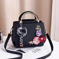 Sac bandoulière noir avec fleurs 3D et une poignée métallique dorée - Noir