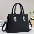 Détail du sac bandoulière noir avec texture tissée en V et boucles métalliques argentées en U - 30x13x23cm / Noir