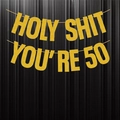 Nahaufnahme des goldenen Glitzerbanners Holy Shit You're 50 für 50. Geburtstagsfeiern - 50 Jahre Alt