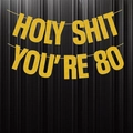 Macro-opname van de gouden glitter 'Holy Shit You're 80' slinger voor 80e verjaardag - 80e Verjaardag