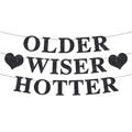 Striscione nero glitterato 'Older Wiser Hotter' con cuori per decorazioni di compleanno - Stile Older Wiser Hotter