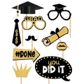 Accessori per foto laurea nero e oro con occhiali glitterati, diploma e cartelli - Oggetti di Scena per Foto di Laurea Neri