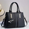 Sac à main patchwork à trois couches en cuir noir avec ferrures dorées et pompon - Moyen / Noir