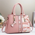 Borsa a mano rosa con stampa floreale, manico rotondo ed elegante ciondolo a fiocco - Rosa