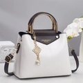 Bolso de mujer blanco en piel PU de cocodrilo con detalles dorados y dije de perla - Blanco