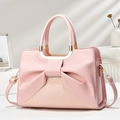 Bolso rosa elegante con lazo y asas doradas en forma de U sobre fondo blanco mínimo - Rosa