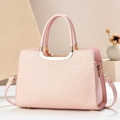 Detail der rosa gewebten Handtasche mit goldener Hardware und abnehmbarem Gurt - Macaron Rosa