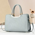Elegante hellblau-graue Handtasche mit Webstruktur und luxuriösem Metallgriff - Macaron Blau