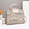 Sac à main élégant à motif oriental avec broderie de vagues et poignées dorées - Blanc Cassé