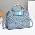 Elegante borsa azzurra con motivi a onde e dettagli in metallo dorato lucido - Blu