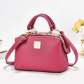 Pinke Boston-Schultertasche aus Litschi-Leder mit goldenen Beschlägen und Schwan-Logo - Rosarot
