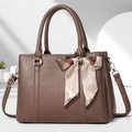 Bruine litchi handtas met decoratief gestreept lint en verstelbare schouderriem - 30x13x21cm / Bruin