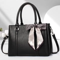 Grote zwarte leren draagtas met elegante sjaal en een verstelbare schouderriem aan de tas - 30x13x21cm / Zwart
