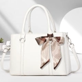 Weiße Handtasche aus Leder mit Kieselprägung, brauner Seidenschleife und Tragegriffen - 30x13x21cm / Gebrochenes Weiß