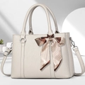 Stijlvolle beige handtas van generfd leer met zijden sjaal en verstelbare riem - 30x13x21cm / Lichtgrijs