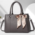 Detailansicht der dunkelgrauen Handtasche aus Leder mit schickem gestreiftem Halstuch - 30x13x21cm / Dunkelgrau
