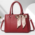 Rode leren handtas met kiezelstructuur, drie ritsen en een gestreepte strik hanger - 30x13x21cm / Rood