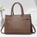 Borsa tote in pelle marrone a grana litchi con finiture argento e tracolla regolabile - 33x13x23cm / caffè
