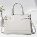 Dettaglio macro della borsa tote in pelle grigio chiaro con grana litchi e fibbia in metallo - 33x13x23cm / Grigio chiaro